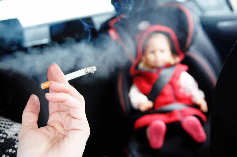 Humo de tabaco en el coche con un niño