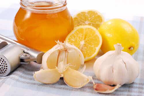 Miel de ajo y limón para empezar el día y reforzar tus defensas