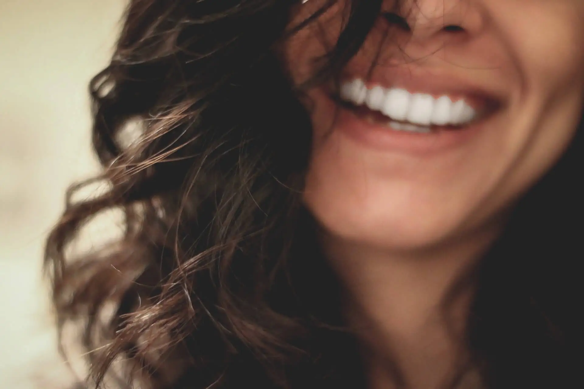 Mujer feliz sonriendo.