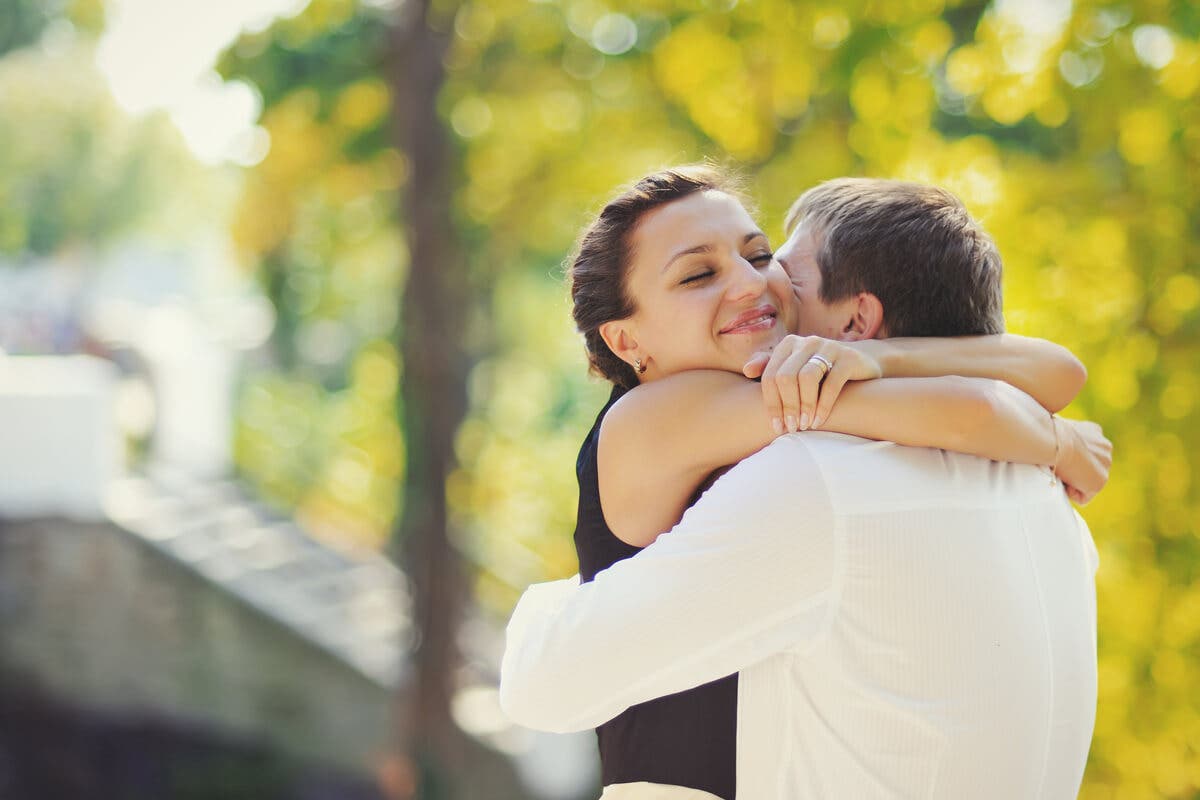 Un abrazo puede hacer feliz a alguien.