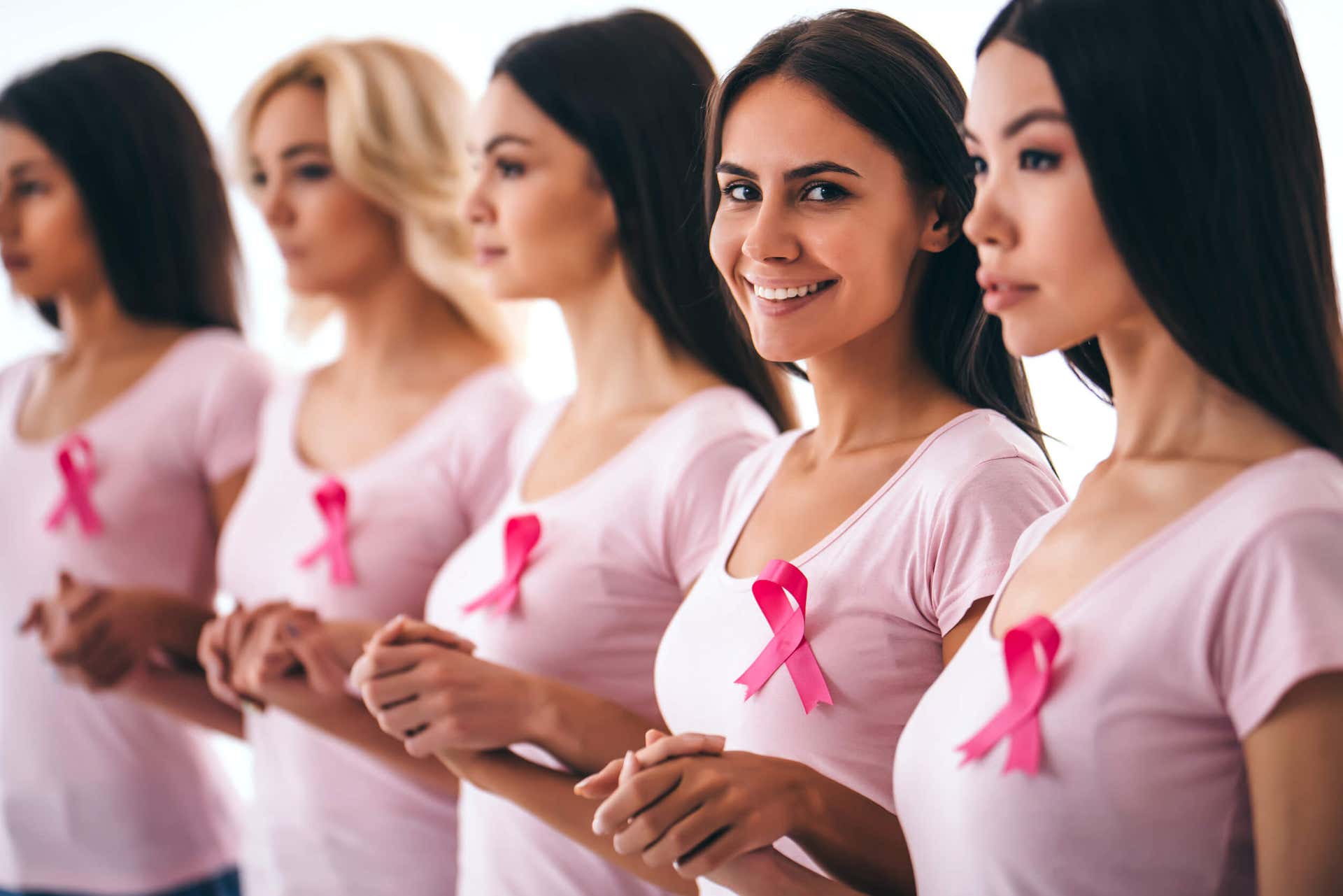 Chemotherapie bei Brustkrebs - Frauen mit rosa Schleife als Zeichen der Brustkrebsvorsorge