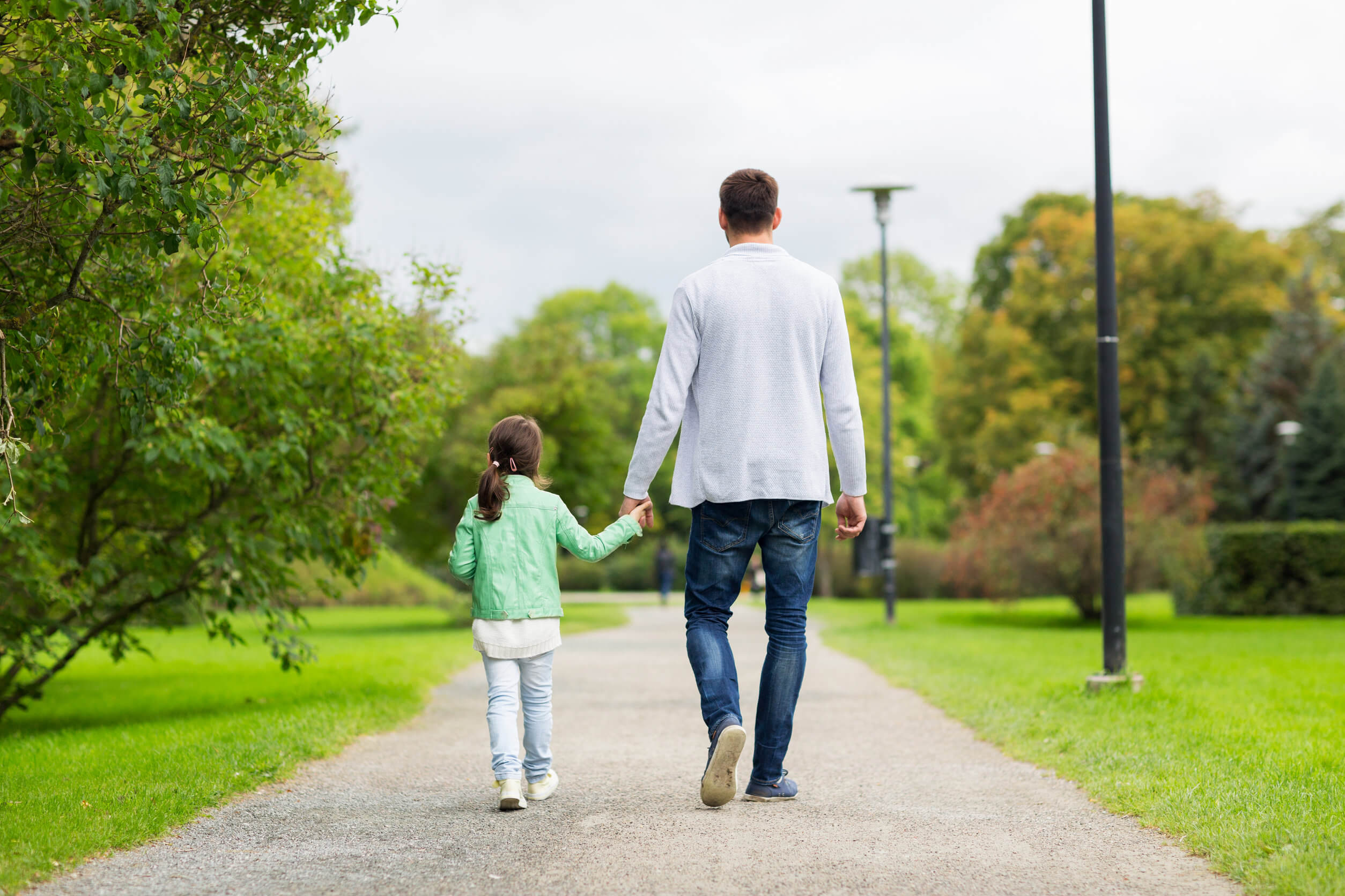 Pai e filha caminhando