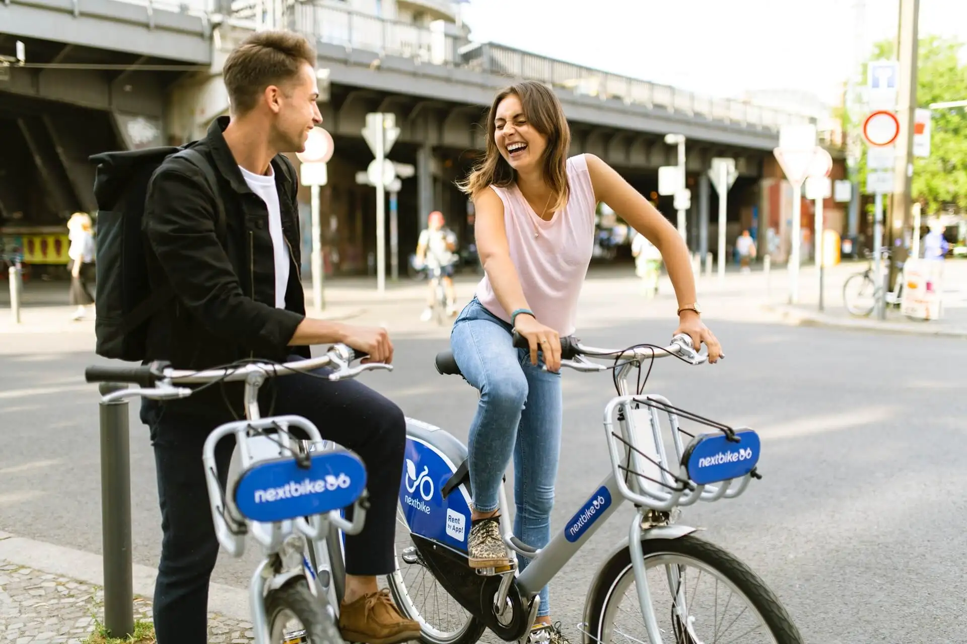 Andar en bicicleta es beneficioso para el cuerpo y la mente.