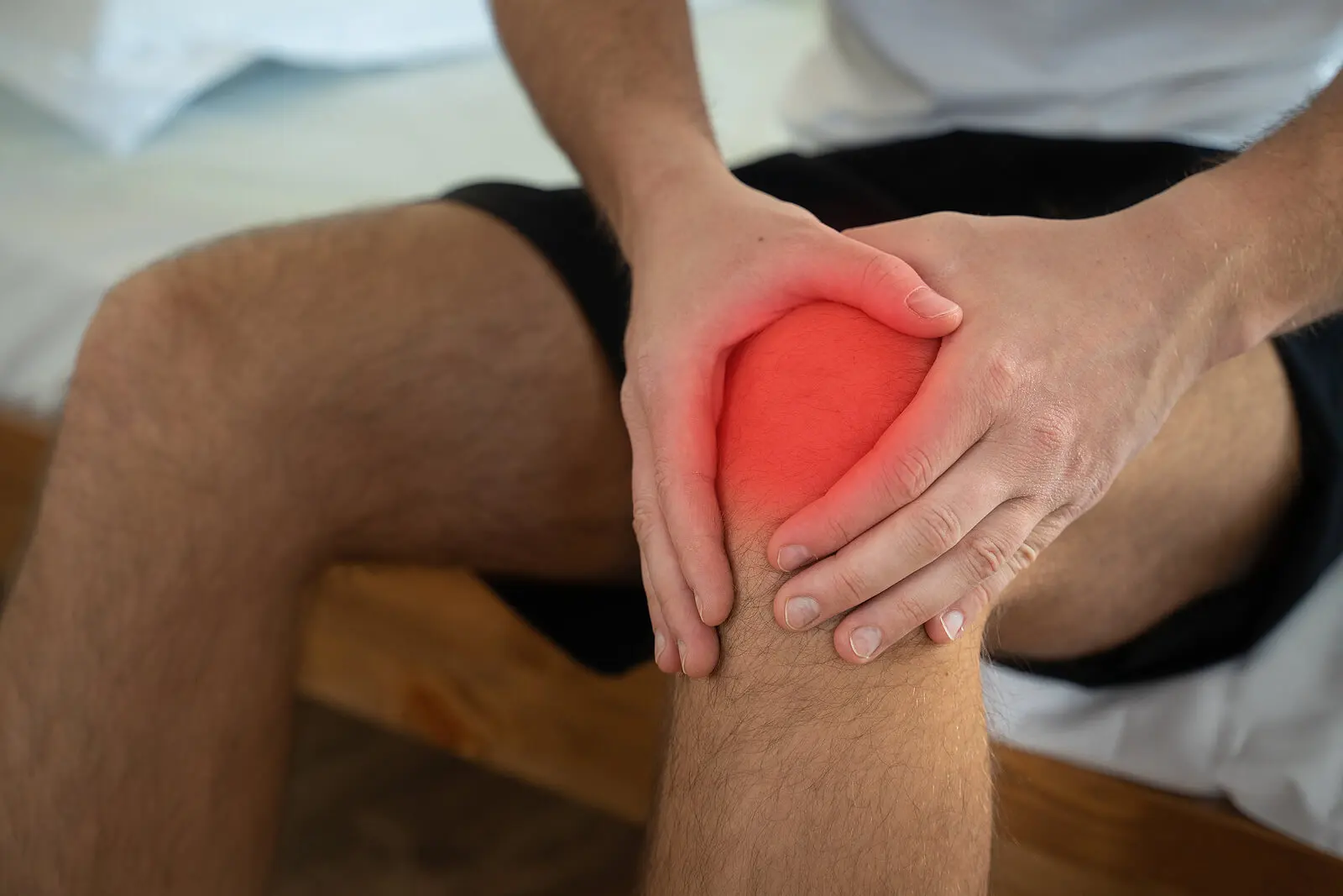 Rodilla con dolor por desgarro de meniscos.