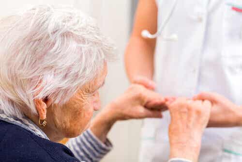 Mujer con alzhéimer haciendo ejercicios