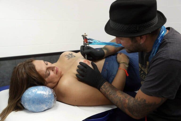 Un grupo de artistas devuelven la feminidad a estas mujeres