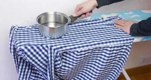 Se puede planchar una camisa con una olla.