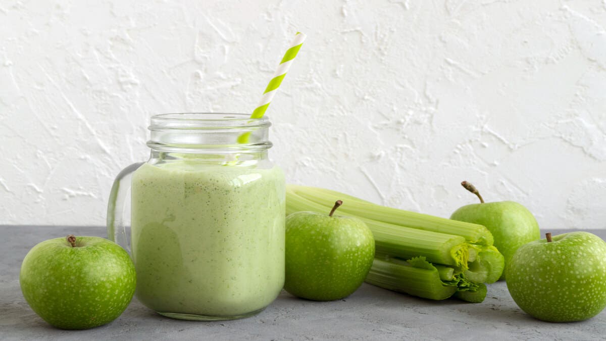 Jugo de manzana verde y pepino.