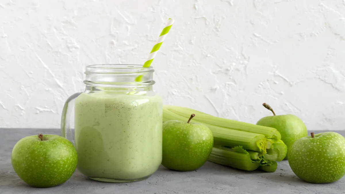 Jugo de manzana verde y pepino.