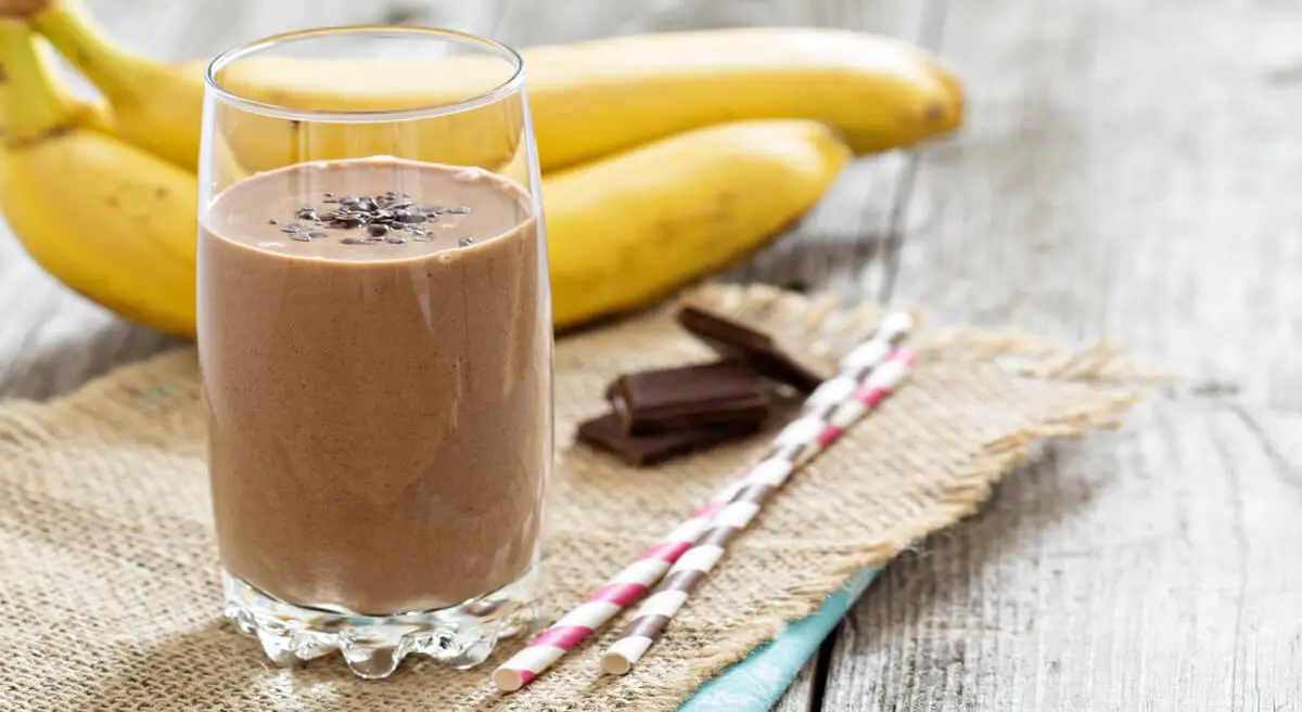 Batido manzana, plátano y cacao.