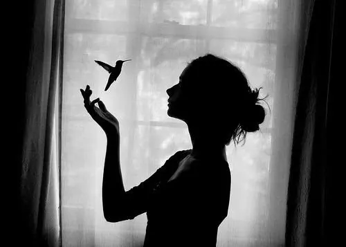 mujer-viendo-la-realidad