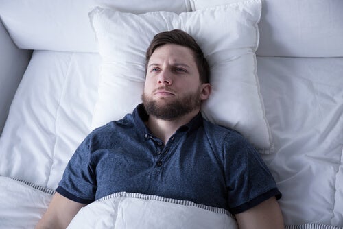Problemas para conciliar el sueño al acostarte con el estómago lleno