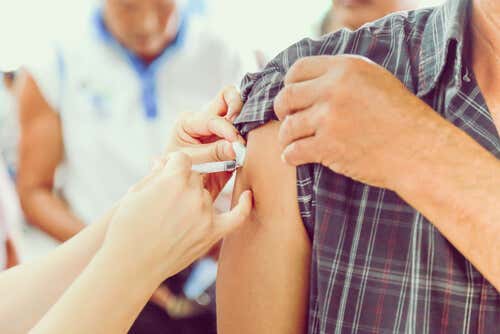 Hombre recibiendo la vacuna contra la gripe