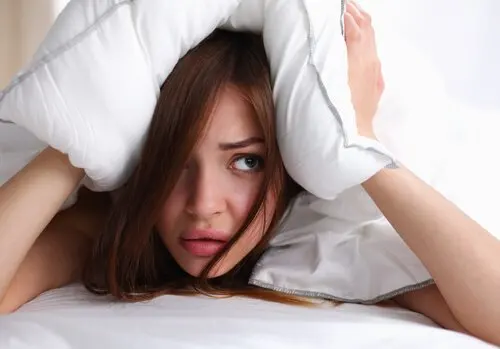 Dormir con el cabello húmedo podría desencadenar dolores de cabeza.