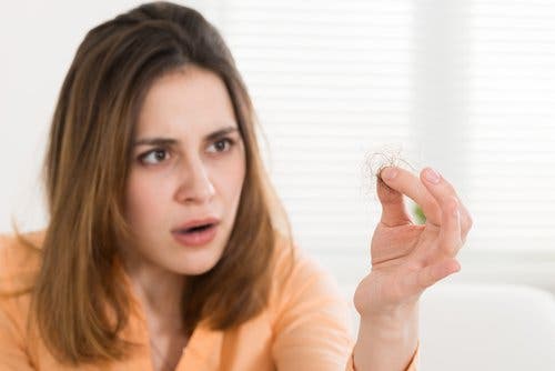 Mujer con problemas de caída de cabello.