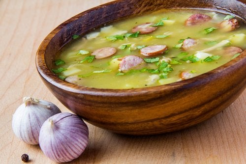 Sopa de ajo y azúcar para la tos
