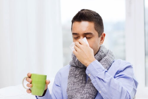 Hombre enfermo con una sopa contra la gripe en la mano