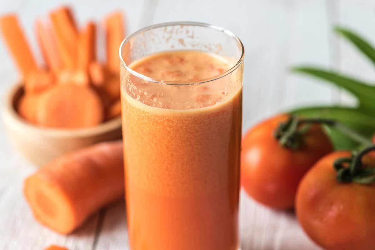 Zumo de zanahoria y tomate para alcalinizar el cuerpo