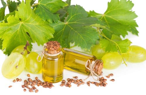 Aceite de semillas de uva para las uñas quebradizas