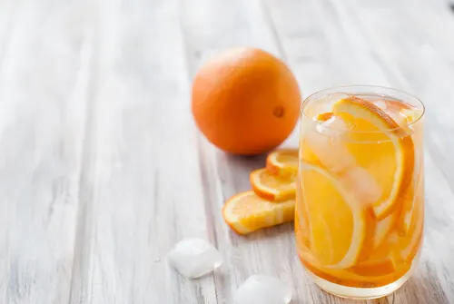 agua con naranja