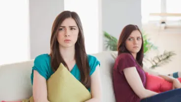 Señales sutiles de que ha llegado el momento de acabar una amistad, aunque cueste aceptarlo