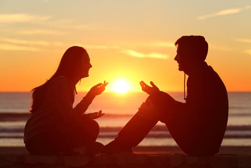 Amigos hablando al atardecer
