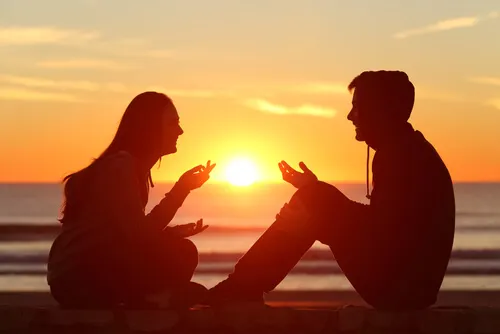 Amigos hablando al atardecer
