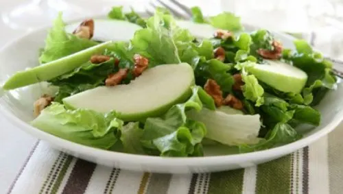 ensalada de apio y manzana verde
