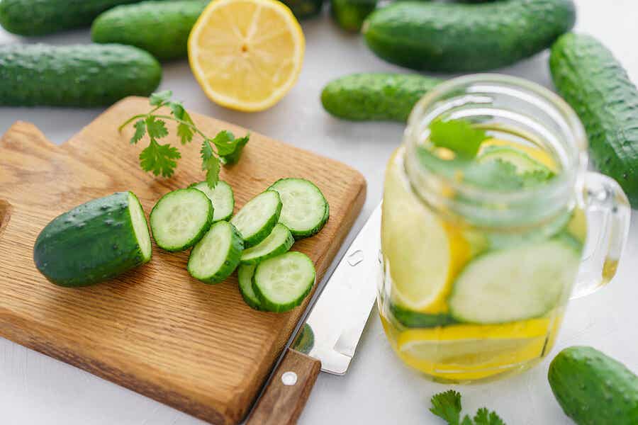 Bevanda rinfrescante a base di cetriolo, limone ed erbe aromatiche