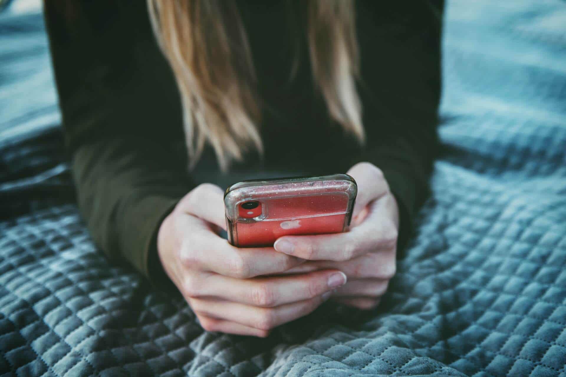Bloquear a tu ex de las redes sociales para superar la culpa.