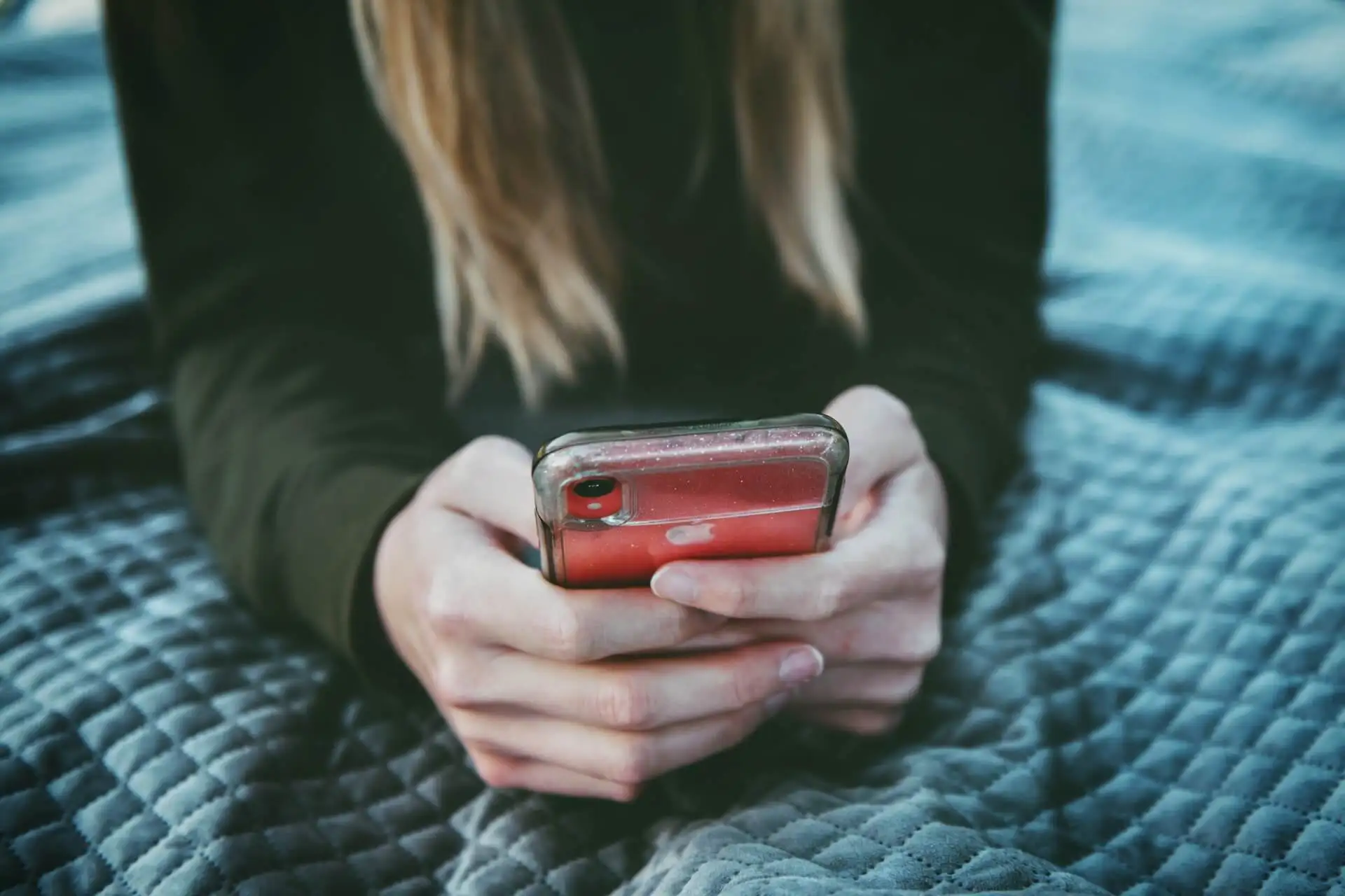 Chica revisa las redes sociales.