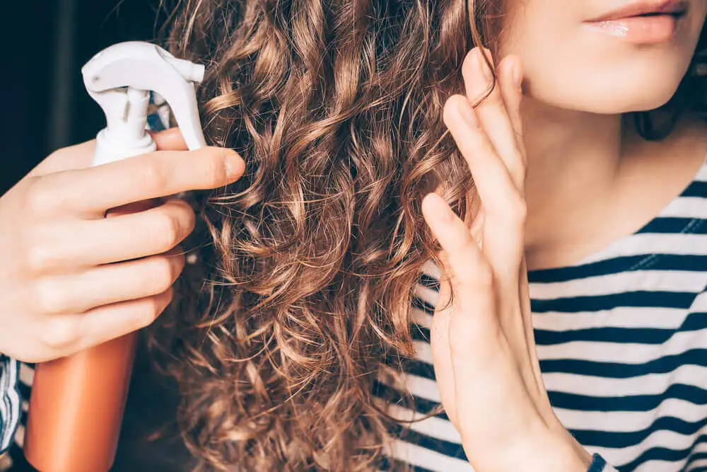 Spray para el cabello ondulado.