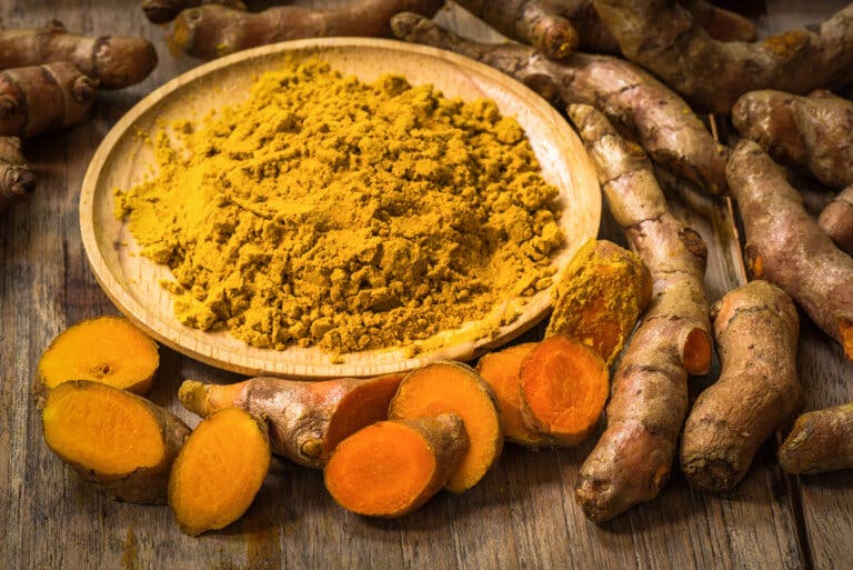 7 beneficios de la cúrcuma en la menopausia y posmenopausia