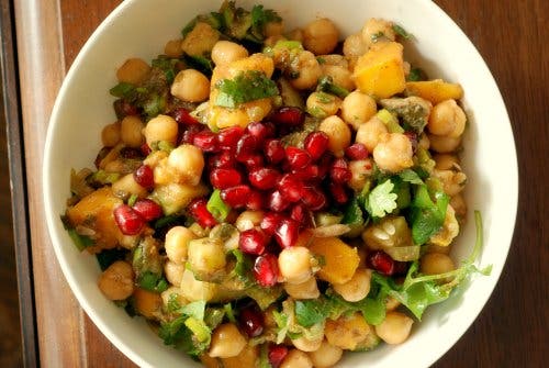 En skål med kikert-, mango- og granateplesalat