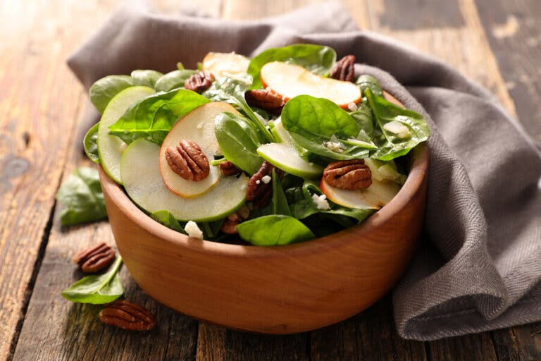 Ensalada de apio y manzana verde para tus cenas
