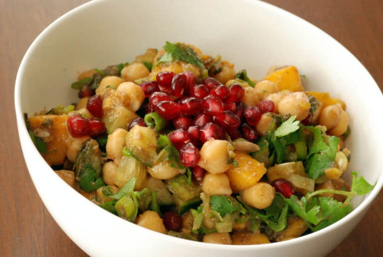 Razones por las que deberías probar esta ensalada de garbanzos, mango y granada. ¡Espectacular!
