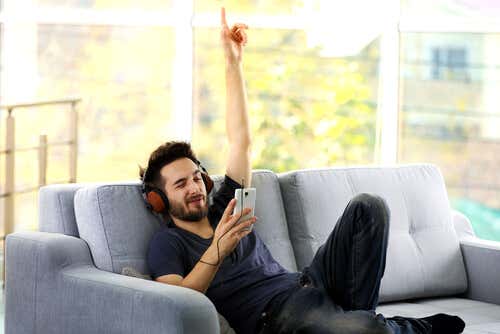 Ragazzo ascolta la musica sul divano