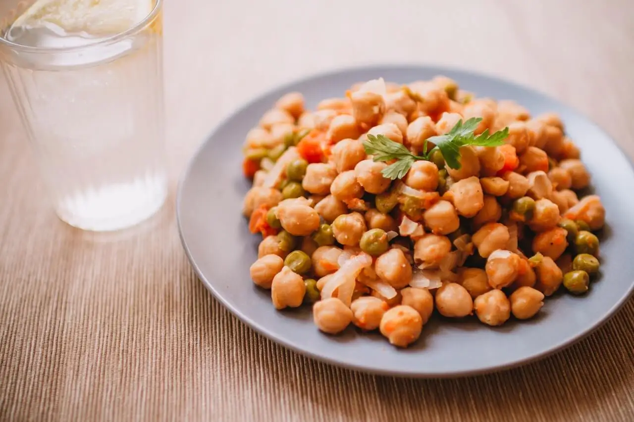 Garbanzos en un plato.