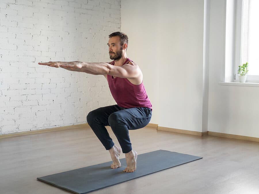 Hombre haciendo yoga de puntillas.