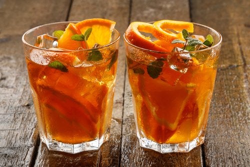 Infusión de melisa, pasiflora y naranja para aliviar los nervios del estómago