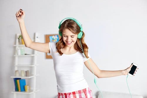 joven con cascos