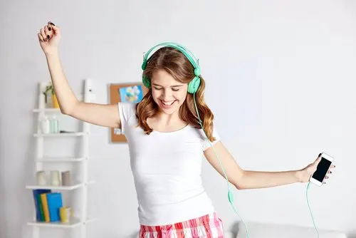 joven con cascos