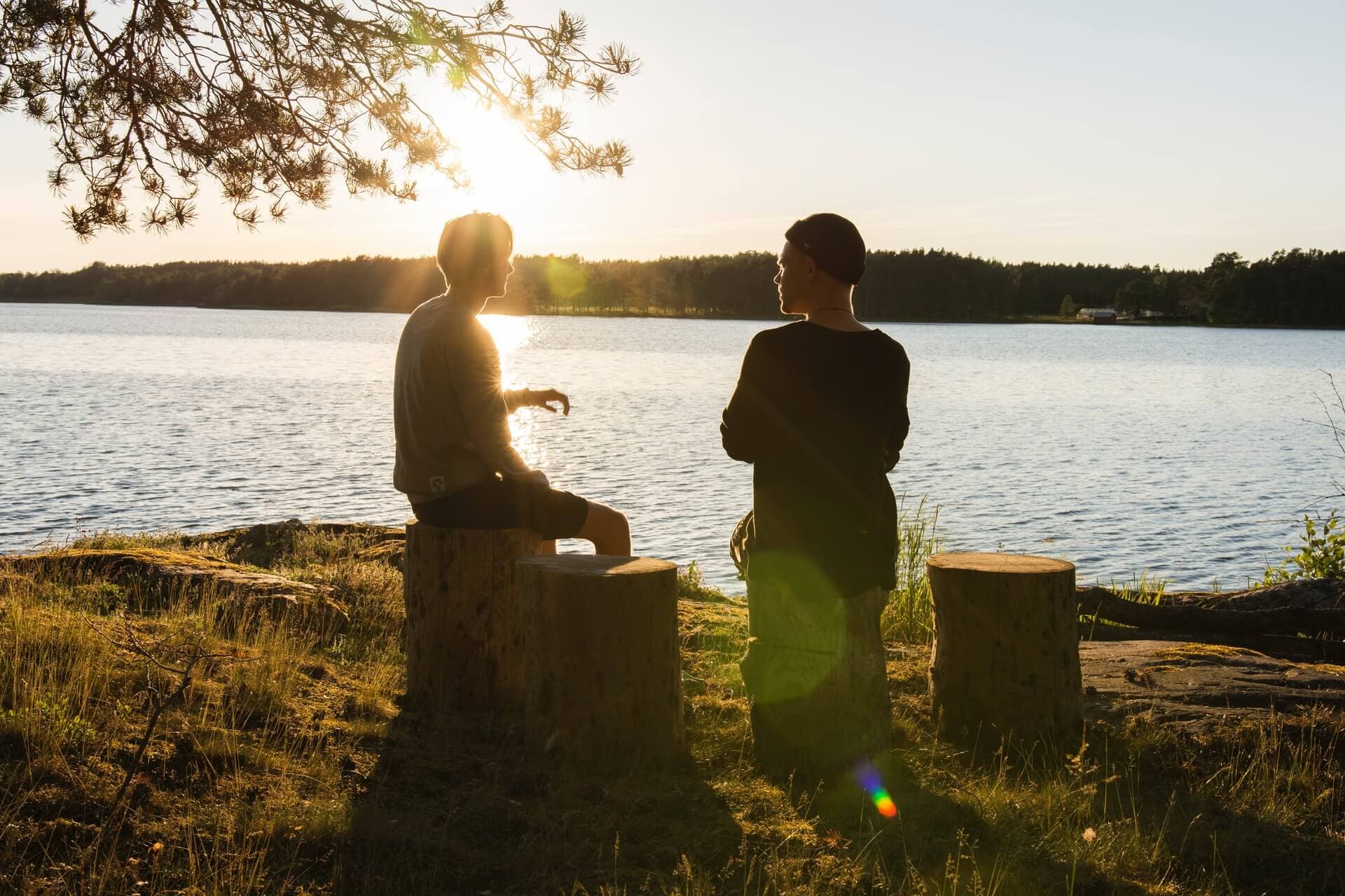 Deux amis au bord d'un lac.