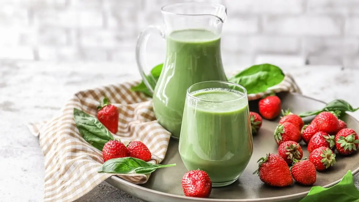 Jugo de banana, fresas y espinacas