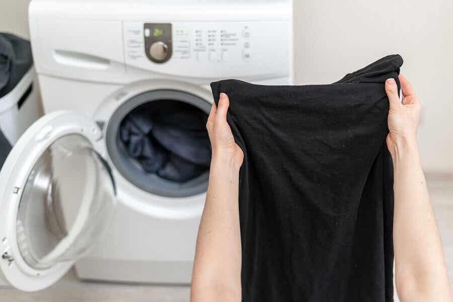 Colocar la lavadora en el cuarto de lavado.