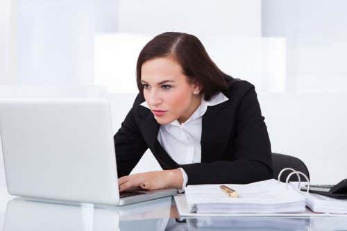 Tener una mala postura al trabajar puede ocasionar problemas en nuestra columna vertebral