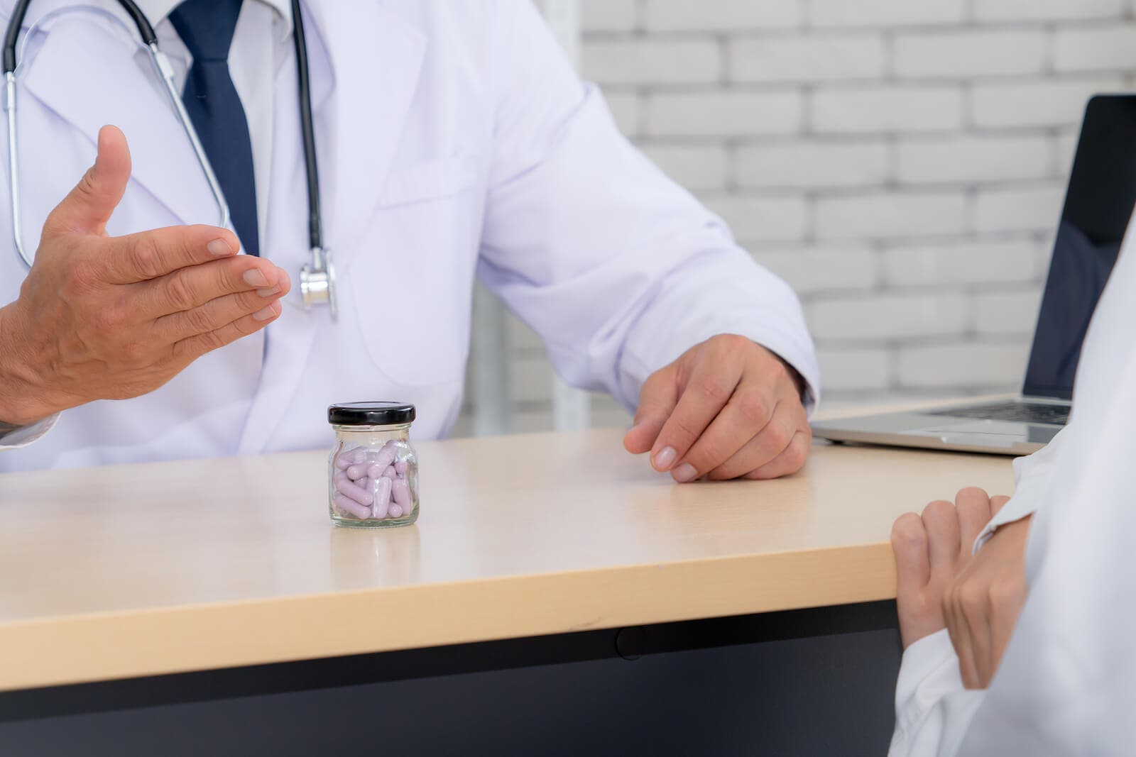 Médico hablando con paciente sobre el tratamiento del cáncer de ovario