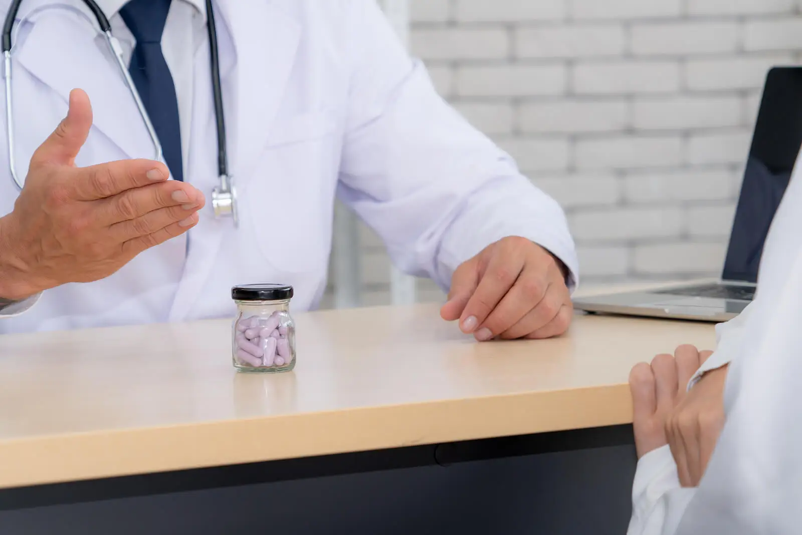 Médico hablando con paciente sobre el tratamiento del cáncer de ovario