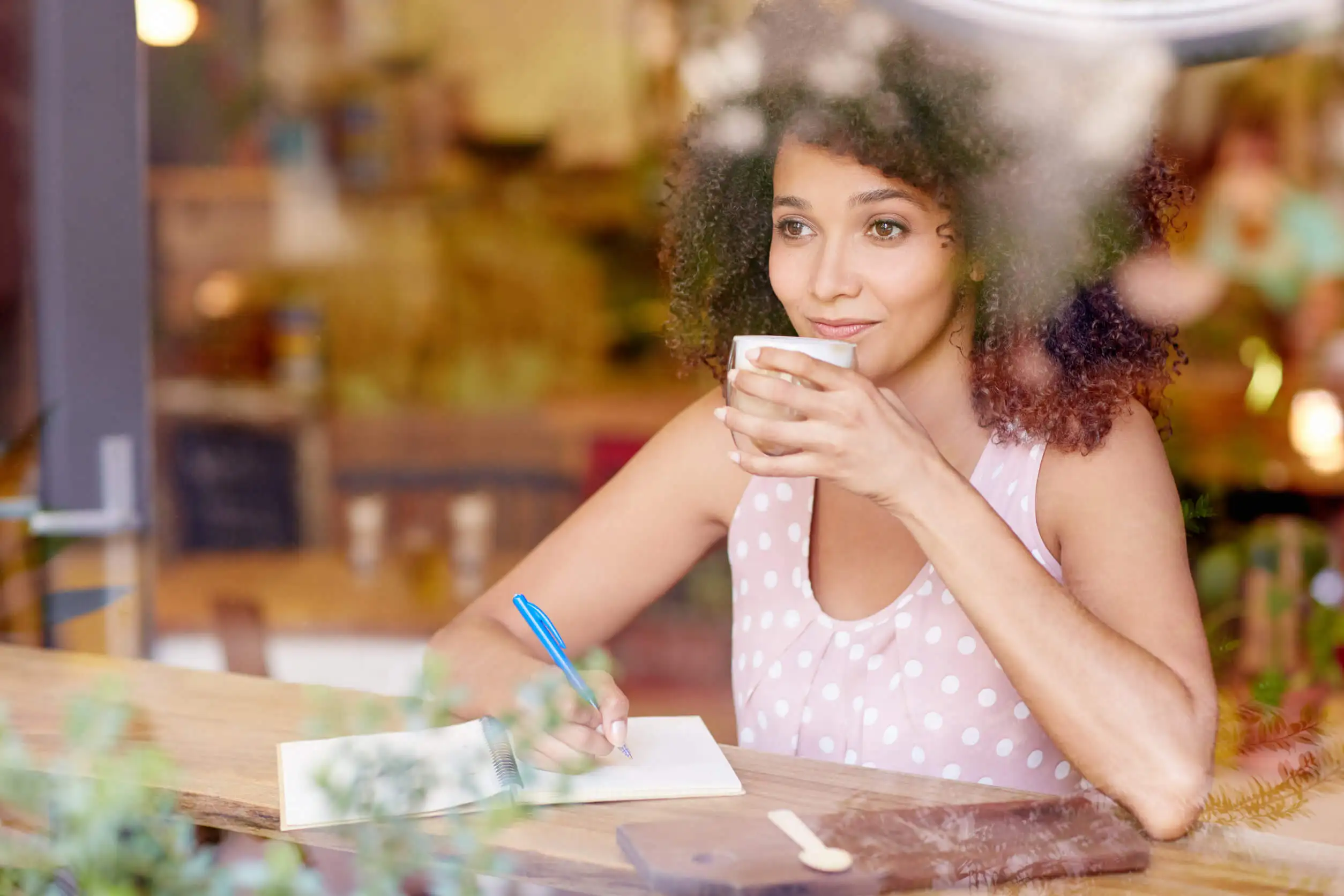 Donna beve il caffè.