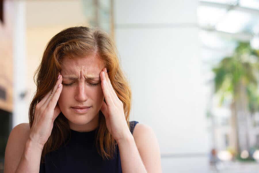 Migraine chez une femme souffrant de maux de tête chroniques.